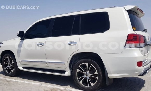 Sayi Imported Toyota Land Cruiser White Mota in Import - Dubai a Maseru Sayi Imported Toyota Land Cruiser White Mota in Import - Dubai a Maseru