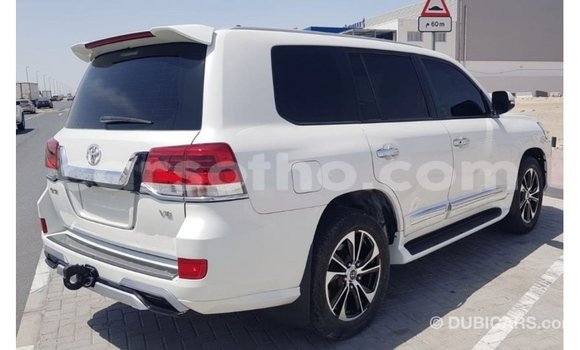 Sayi Imported Toyota Land Cruiser White Mota in Import - Dubai a Maseru Sayi Imported Toyota Land Cruiser White Mota in Import - Dubai a Maseru