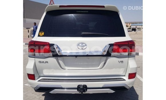 Sayi Imported Toyota Land Cruiser White Mota in Import - Dubai a Maseru Sayi Imported Toyota Land Cruiser White Mota in Import - Dubai a Maseru