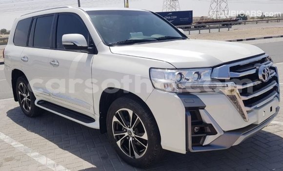 Sayi Imported Toyota Land Cruiser White Mota in Import - Dubai a Maseru Sayi Imported Toyota Land Cruiser White Mota in Import - Dubai a Maseru