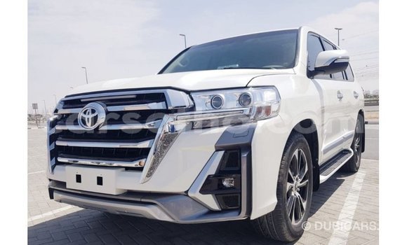 Sayi Imported Toyota Land Cruiser White Mota in Import - Dubai a Maseru Sayi Imported Toyota Land Cruiser White Mota in Import - Dubai a Maseru