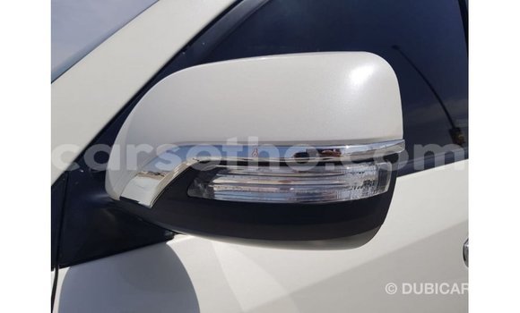 Sayi Imported Toyota Land Cruiser White Mota in Import - Dubai a Maseru Sayi Imported Toyota Land Cruiser White Mota in Import - Dubai a Maseru