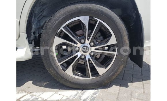 Sayi Imported Toyota Land Cruiser White Mota in Import - Dubai a Maseru Sayi Imported Toyota Land Cruiser White Mota in Import - Dubai a Maseru