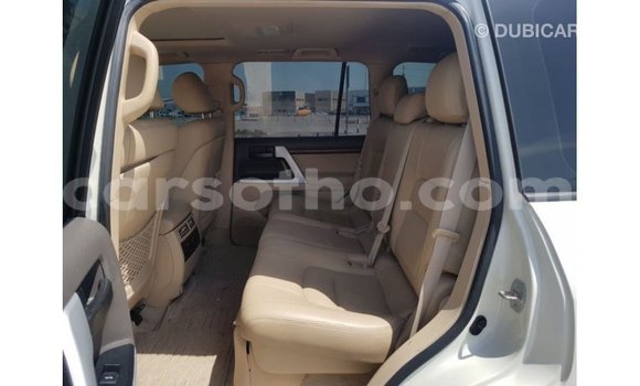 Sayi Imported Toyota Land Cruiser White Mota in Import - Dubai a Maseru Sayi Imported Toyota Land Cruiser White Mota in Import - Dubai a Maseru