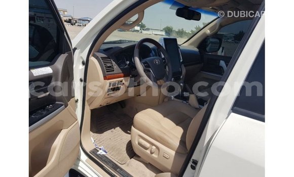 Sayi Imported Toyota Land Cruiser White Mota in Import - Dubai a Maseru Sayi Imported Toyota Land Cruiser White Mota in Import - Dubai a Maseru