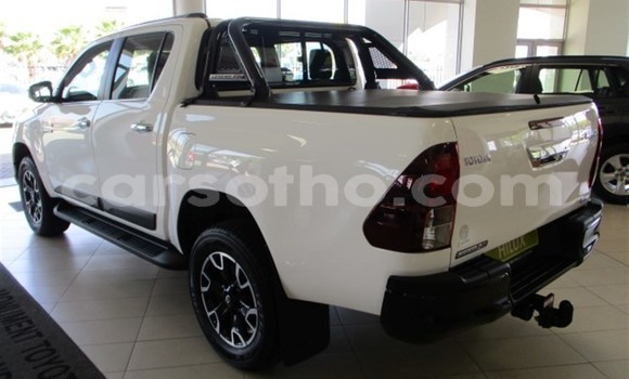 Sayi Na hannu Toyota Hilux White Mota in Import - Dubai a Maseru Sayi Na hannu Toyota Hilux White Mota in Import - Dubai a Maseru