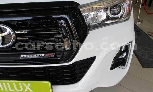 Sayi Na hannu Toyota Hilux White Mota in Import - Dubai a Maseru Sayi Na hannu Toyota Hilux White Mota in Import - Dubai a Maseru