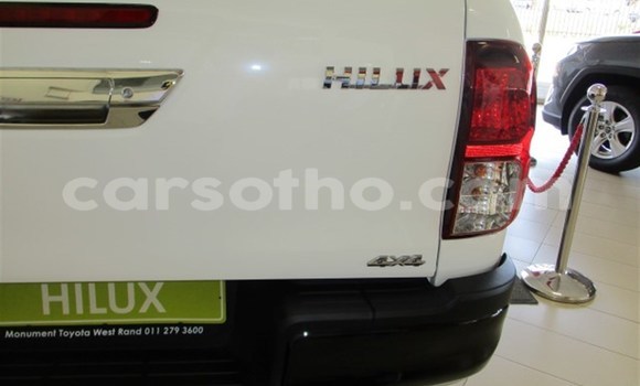 Sayi Na hannu Toyota Hilux White Mota in Import - Dubai a Maseru Sayi Na hannu Toyota Hilux White Mota in Import - Dubai a Maseru