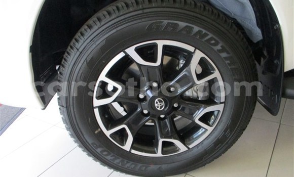 Sayi Na hannu Toyota Hilux White Mota in Import - Dubai a Maseru Sayi Na hannu Toyota Hilux White Mota in Import - Dubai a Maseru
