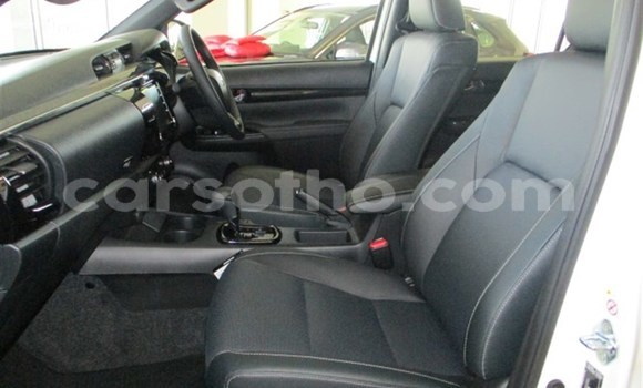 Sayi Na hannu Toyota Hilux White Mota in Import - Dubai a Maseru Sayi Na hannu Toyota Hilux White Mota in Import - Dubai a Maseru