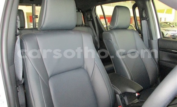 Sayi Na hannu Toyota Hilux White Mota in Import - Dubai a Maseru Sayi Na hannu Toyota Hilux White Mota in Import - Dubai a Maseru