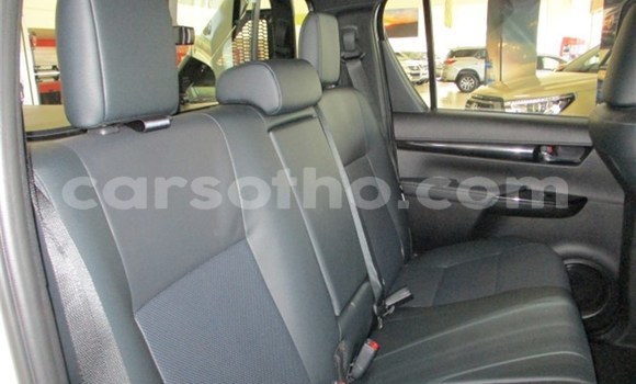 Sayi Na hannu Toyota Hilux White Mota in Import - Dubai a Maseru Sayi Na hannu Toyota Hilux White Mota in Import - Dubai a Maseru