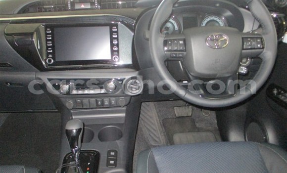 Sayi Na hannu Toyota Hilux White Mota in Import - Dubai a Maseru Sayi Na hannu Toyota Hilux White Mota in Import - Dubai a Maseru