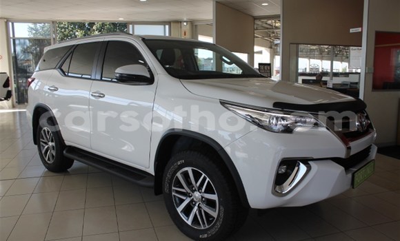 Acheter Occasion Voiture Toyota Fortuner Blanc à Import - Dubai, Maseru Acheter Occasion Voiture Toyota Fortuner Blanc à Import - Dubai, Maseru
