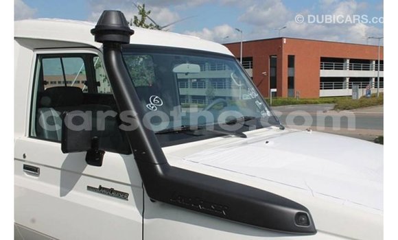 Acheter Import Voiture Toyota Land Cruiser Blanc à Import - Dubai, Maseru Acheter Import Voiture Toyota Land Cruiser Blanc à Import - Dubai, Maseru