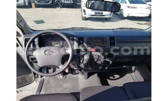 Sayi Imported Toyota Hiace White Mota in Import - Dubai a Maseru Sayi Imported Toyota Hiace White Mota in Import - Dubai a Maseru