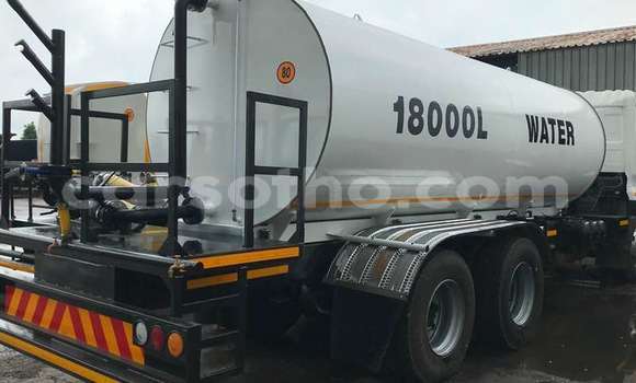 Sayi Na hannu Nissan UD White Babbar mota in Maseru a Maseru Sayi Na hannu Nissan UD White Babbar mota in Maseru a Maseru