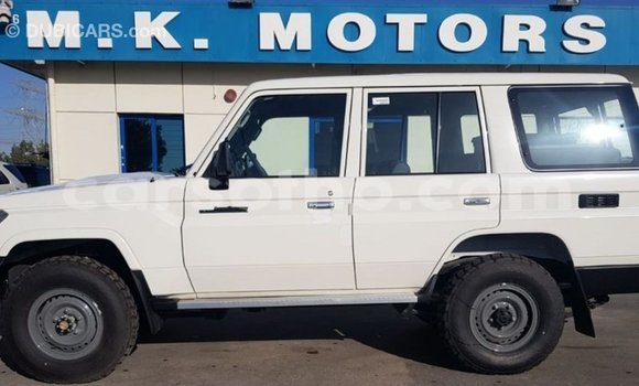 Acheter Import Voiture Toyota Land Cruiser Blanc à Import - Dubai, Maseru Acheter Import Voiture Toyota Land Cruiser Blanc à Import - Dubai, Maseru