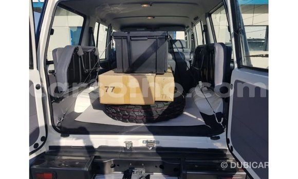Acheter Import Voiture Toyota Land Cruiser Blanc à Import - Dubai, Maseru Acheter Import Voiture Toyota Land Cruiser Blanc à Import - Dubai, Maseru