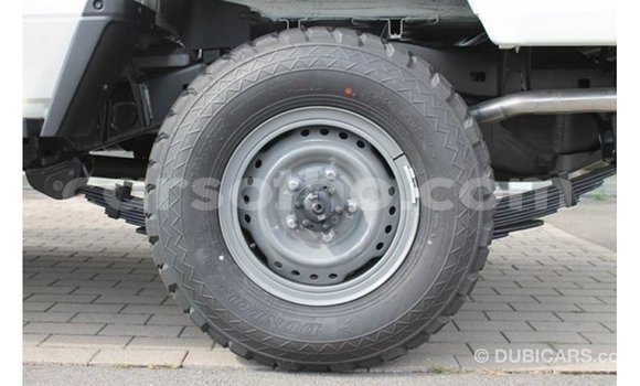 Acheter Import Voiture Toyota Land Cruiser Blanc à Import - Dubai, Maseru Acheter Import Voiture Toyota Land Cruiser Blanc à Import - Dubai, Maseru
