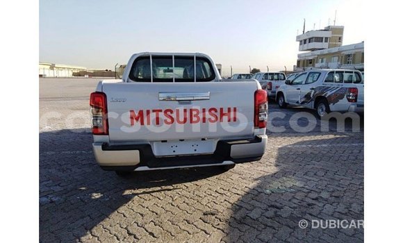 اشتري Imported Mitsubishi L200 White سيارة في Import - Dubai في Maseru اشتري Imported Mitsubishi L200 White سيارة في Import - Dubai في Maseru