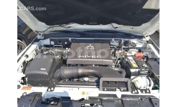 Sayi Imported Mitsubishi Pajero White Mota in Import - Dubai a Maseru Sayi Imported Mitsubishi Pajero White Mota in Import - Dubai a Maseru