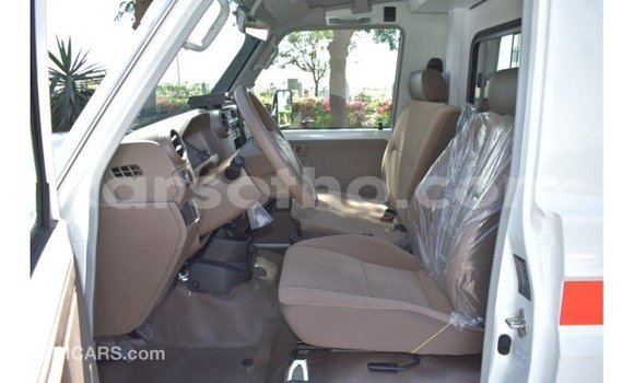 Acheter Import Voiture Toyota Land Cruiser Blanc à Import - Dubai, Maseru Acheter Import Voiture Toyota Land Cruiser Blanc à Import - Dubai, Maseru