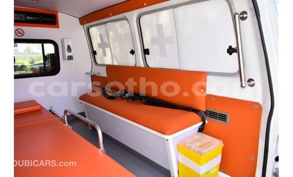 Acheter Import Voiture Toyota Land Cruiser Blanc à Import - Dubai, Maseru Acheter Import Voiture Toyota Land Cruiser Blanc à Import - Dubai, Maseru