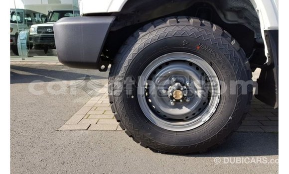 Acheter Import Voiture Toyota Land Cruiser Blanc à Import - Dubai, Maseru Acheter Import Voiture Toyota Land Cruiser Blanc à Import - Dubai, Maseru