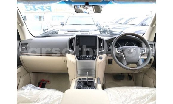 Sayi Imported Toyota Land Cruiser White Mota in Import - Dubai a Maseru Sayi Imported Toyota Land Cruiser White Mota in Import - Dubai a Maseru