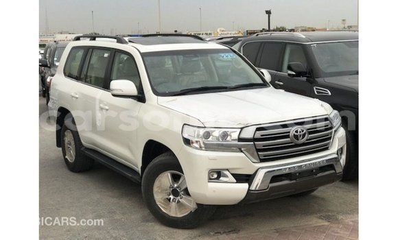 Sayi Imported Toyota Land Cruiser White Mota in Import - Dubai a Maseru Sayi Imported Toyota Land Cruiser White Mota in Import - Dubai a Maseru