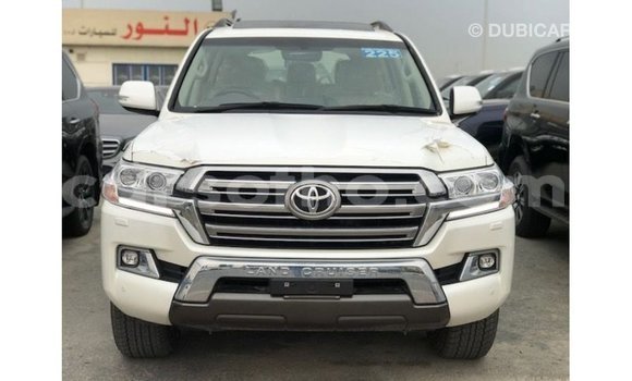 Sayi Imported Toyota Land Cruiser White Mota in Import - Dubai a Maseru Sayi Imported Toyota Land Cruiser White Mota in Import - Dubai a Maseru