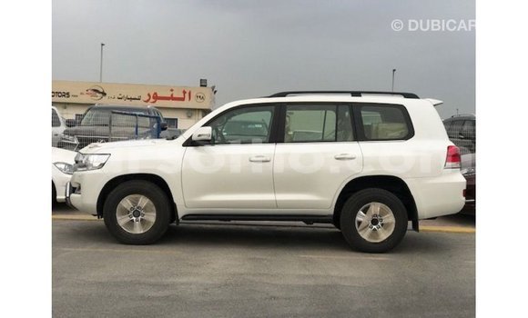 Sayi Imported Toyota Land Cruiser White Mota in Import - Dubai a Maseru Sayi Imported Toyota Land Cruiser White Mota in Import - Dubai a Maseru