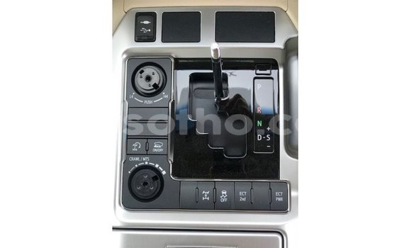 Sayi Imported Toyota Land Cruiser White Mota in Import - Dubai a Maseru Sayi Imported Toyota Land Cruiser White Mota in Import - Dubai a Maseru