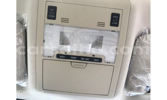 Sayi Imported Toyota Land Cruiser White Mota in Import - Dubai a Maseru Sayi Imported Toyota Land Cruiser White Mota in Import - Dubai a Maseru