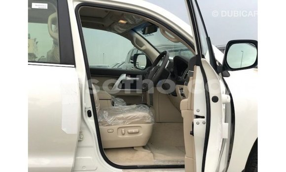 Acheter Import Voiture Toyota Land Cruiser Blanc à Import - Dubai, Maseru Acheter Import Voiture Toyota Land Cruiser Blanc à Import - Dubai, Maseru