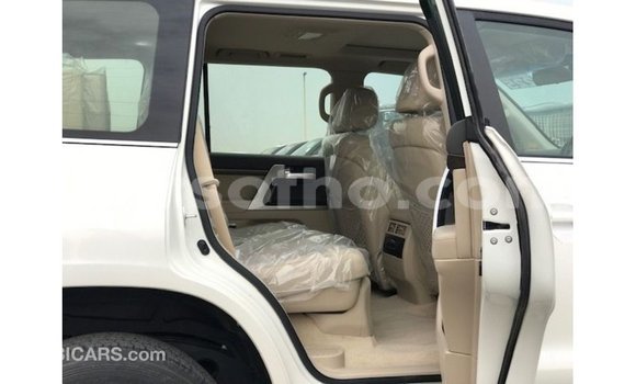 Acheter Import Voiture Toyota Land Cruiser Blanc à Import - Dubai, Maseru Acheter Import Voiture Toyota Land Cruiser Blanc à Import - Dubai, Maseru