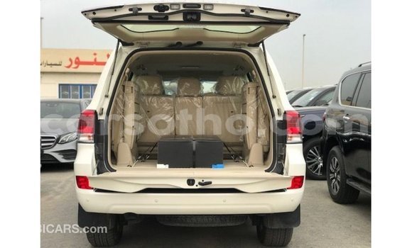 Acheter Import Voiture Toyota Land Cruiser Blanc à Import - Dubai, Maseru Acheter Import Voiture Toyota Land Cruiser Blanc à Import - Dubai, Maseru
