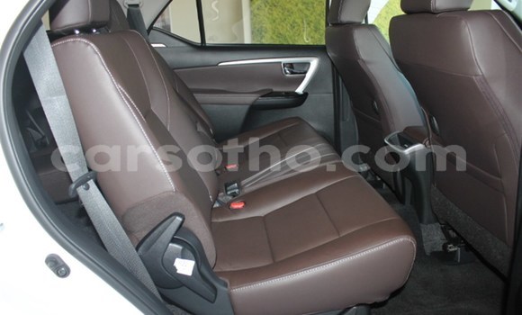 Acheter Occasion Voiture Toyota Fortuner Blanc à Maputsoe, Leribe Acheter Occasion Voiture Toyota Fortuner Blanc à Maputsoe, Leribe