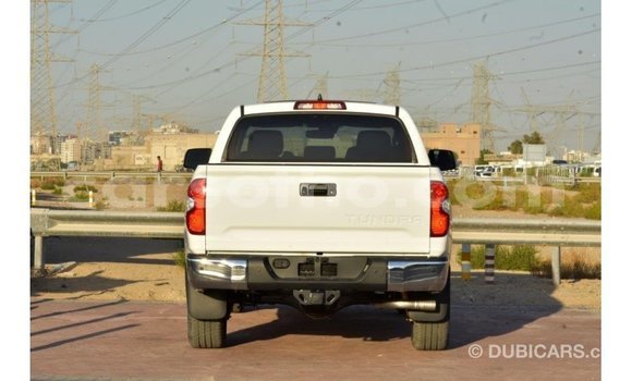 Acheter Import Voiture Toyota Tundra Blanc à Import - Dubai, Maseru Acheter Import Voiture Toyota Tundra Blanc à Import - Dubai, Maseru