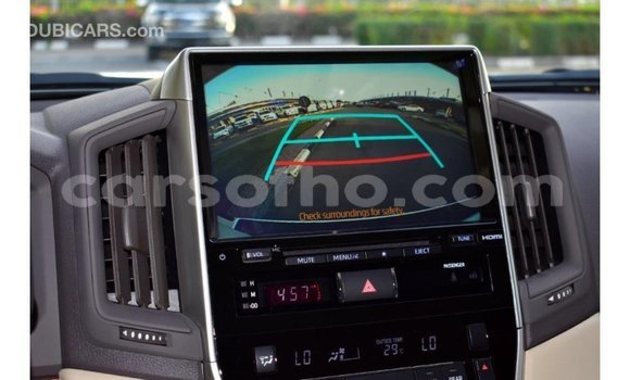 Acheter Import Voiture Toyota Land Cruiser Blanc à Import - Dubai, Maseru Acheter Import Voiture Toyota Land Cruiser Blanc à Import - Dubai, Maseru