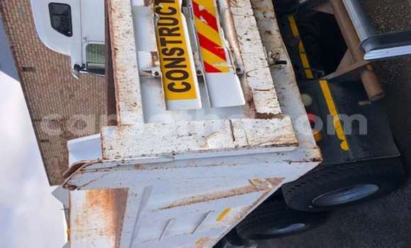 Sayi Na hannu Caterpillar 120 White Babbar mota in Import - Dubai a Maseru Sayi Na hannu Caterpillar 120 White Babbar mota in Import - Dubai a Maseru