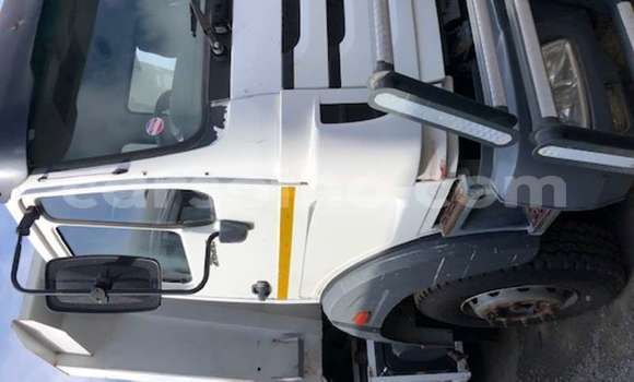 Sayi Na hannu Caterpillar 120 White Babbar mota in Import - Dubai a Maseru Sayi Na hannu Caterpillar 120 White Babbar mota in Import - Dubai a Maseru