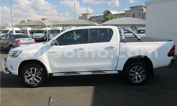 Sayi Na hannu Toyota Hilux White Mota in Maseru a Maseru Sayi Na hannu Toyota Hilux White Mota in Maseru a Maseru