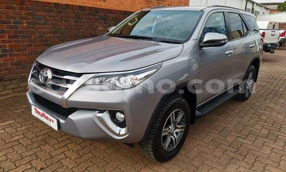 Sayi Na hannu Toyota Fortuner Beige Mota in Hlotse a Leribe Sayi Na hannu Toyota Fortuner Beige Mota in Hlotse a Leribe