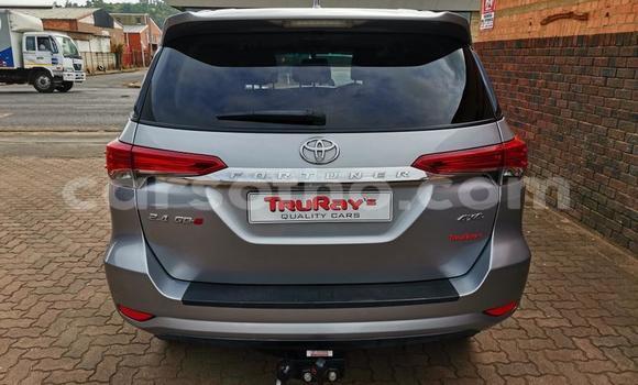 Sayi Na hannu Toyota Fortuner Beige Mota in Hlotse a Leribe Sayi Na hannu Toyota Fortuner Beige Mota in Hlotse a Leribe