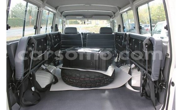 Acheter Import Voiture Toyota Land Cruiser Blanc à Import - Dubai, Maseru Acheter Import Voiture Toyota Land Cruiser Blanc à Import - Dubai, Maseru