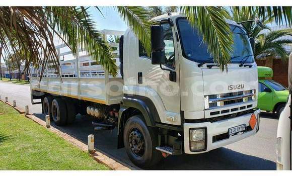 Sayi Na hannu Isuzu FTR 850 White Babbar mota in Hlotse a Leribe Sayi Na hannu Isuzu FTR 850 White Babbar mota in Hlotse a Leribe