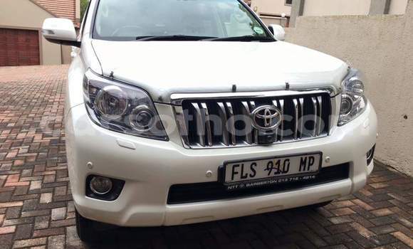 Sayi Na hannu Toyota Land Cruiser Prado White Mota in Maseru a Maseru Sayi Na hannu Toyota Land Cruiser Prado White Mota in Maseru a Maseru