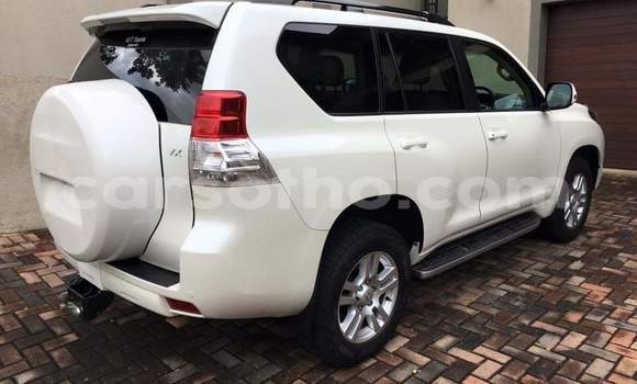 Sayi Na hannu Toyota Land Cruiser Prado White Mota in Maseru a Maseru Sayi Na hannu Toyota Land Cruiser Prado White Mota in Maseru a Maseru
